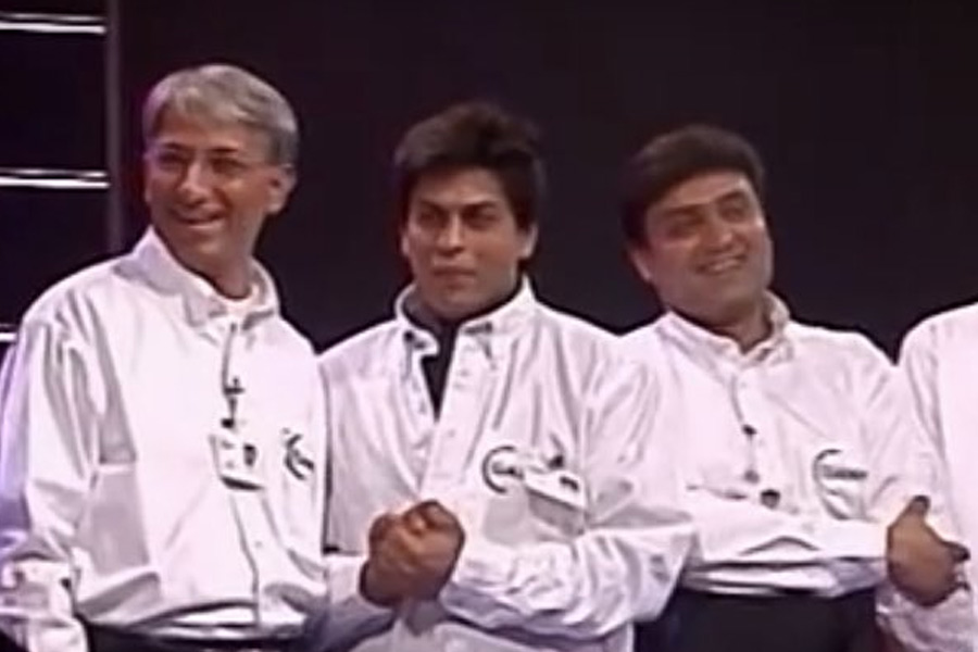 দলের সদস্যরা হলেন বিবেক খুশালানি, বিকাশ মাথুর, রমন শর্মা এবং অশোক ভাসান। শাহরুখ যখন দিল্লিতে পড়াশোনা করতেন, সেই সময় থেকেই অভিনেতাকে চেনেন এই ৪ জন।