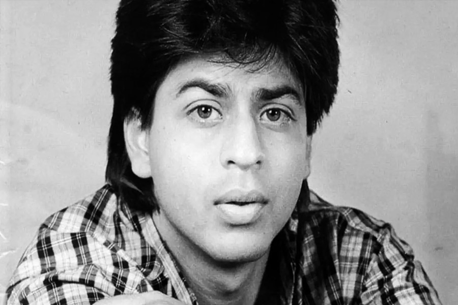 দিল্লির সেন্ট কলাম্বা স্কুলে পড়তেন শাহরুখ। সেই স্কুলেই অভিনেতার সহপাঠী ছিলেন বিবেক, বিকাশ, রমন এবং অশোক।