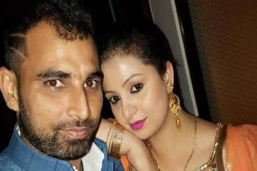 শামি এবং হাসিনের মধ্যে বয়সের ফারাক ১০ বছরের। শামির থেকে হাসিন ১০ বছরের বড়। কিন্তু বয়সের এই মাপকাঠি তাঁদের প্রেমে বাধা দেয়নি। দু’বছর ঘনিষ্ঠ বন্ধুত্বের পর গাঁটছড়া বাঁধেন তাঁরা।