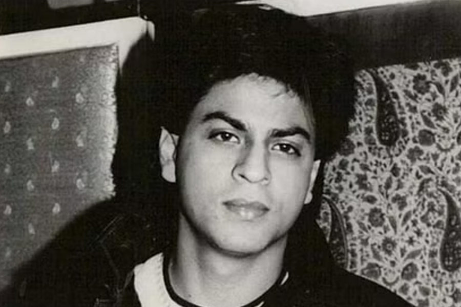 ‘জিনা ইসি কা নাম হ্যায়’ নামের একটি পুরনো টক শোয়ে ৪ বন্ধুকে নিয়ে এসেছিলেন শাহরুখ। ফারুক শেখ এই শোয়ের সঞ্চালনার দায়িত্বে ছিলেন। দর্শকের সঙ্গে শাহরুখ তাঁর ৪ বন্ধুর আলাপ করিয়ে দিয়েছিলেন।