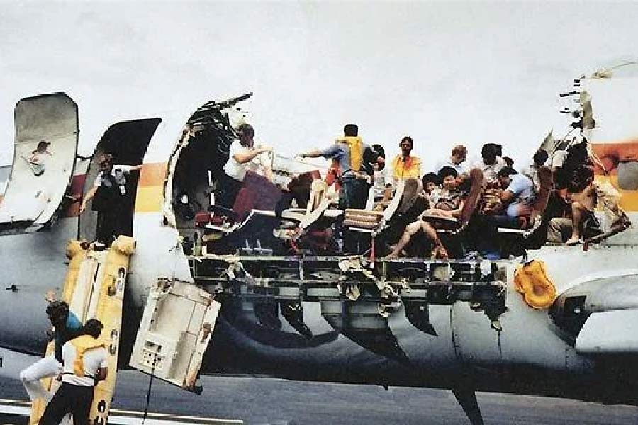 মাঝ আকাশে উড়ে গেল বিমানের ছাদ। তখন সেখানে সওয়ার ছিলেন ৮৯ জন যাত্রী। নিশ্চিত মৃত্যুর আতঙ্কে যাত্রীরা আঁতকে উঠেছিলেন। এই বুঝি ছিটকে পড়লেন নীচে। যদিও শেষ পর্যন্ত সবাইকে নিয়ে নিরাপদেই নেমেছিল বিমানটি। মৃত্যু হয়েছিল এক বিমানকর্মীর। বিমানযাত্রীদের রক্ষা পাওয়ার সেই গল্প কোনও সিনেমার থেকে কম নয়।