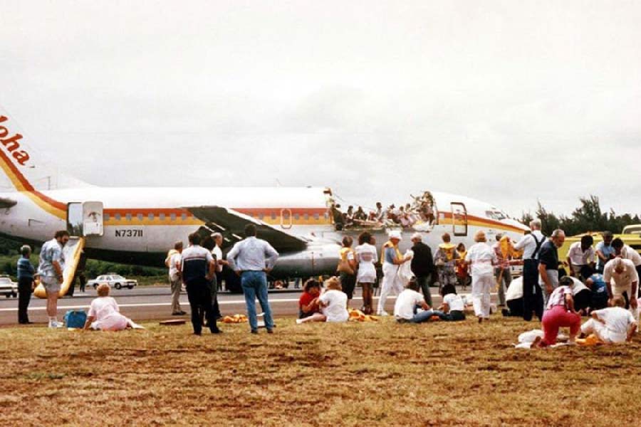 দুর্ঘটনাটি হয়েছিল ১৯৮৮ সালের ২৮ এপ্রিল। বিমানটি ছিল আলোহা এয়ারলাইনসের। হাওয়াইয়ের হিলো থেকে হনলুলু যাচ্ছিল সেটি। বিপত্তির পর মাওয়িতে জরুরি অবতরণ করে সেই বিমান।