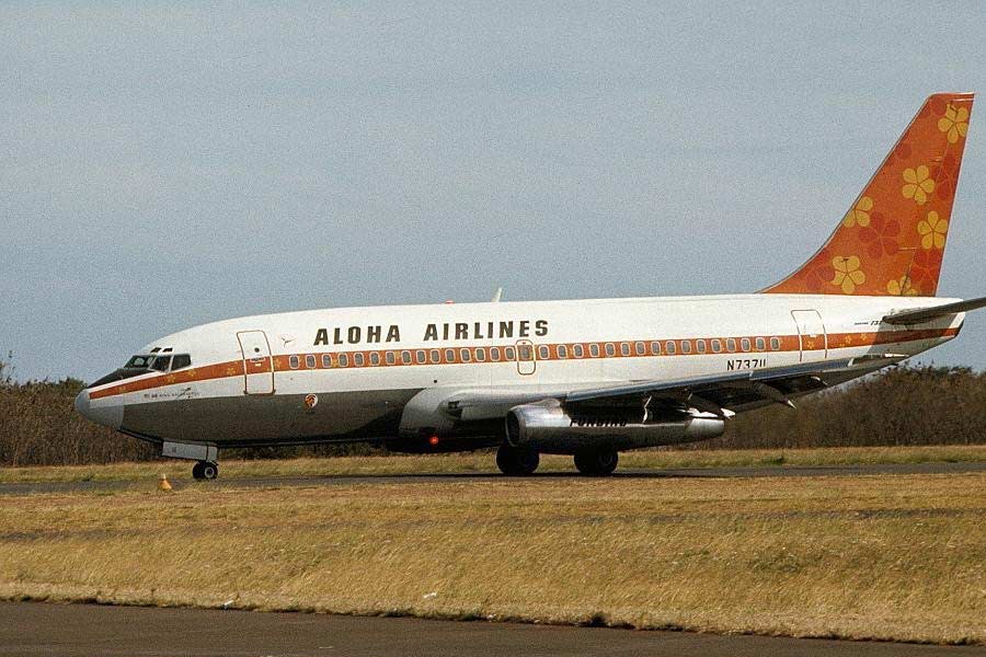 দুর্ঘটনার দিন বিমানটি চালাচ্ছিলেন ৪৪ বছরের রবার্ট স্কর্নসথেইমার। ৮,৫০০ ঘণ্টা বিমান চালানোর অভিজ্ঞতা ছিল তাঁর। এর মধ্যে বোয়িং ৭৩৭ চালিয়েছিলেন ৬,৭০০ ঘণ্টা। সহকারী চালক ম্যাডেলিন মিমি টম্পকিনসও যথেষ্ট অভিজ্ঞ চালক ছিলেন।