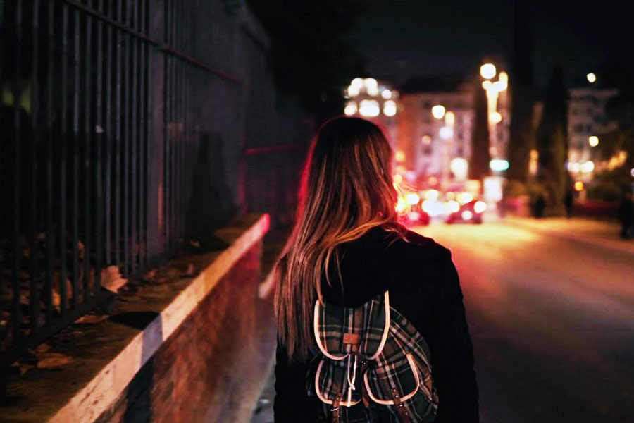 আর পাঁচ দিনের মতোই সেদিন অফিস থেকে বেরিয়েছিল ১৬ বছরের এক নাবালিকা। সারাদিনের ক্লান্তি চোখে-মুখে মেখে বাড়ি ফেরার জন্য মরিয়া ছিল সে। এক ভয়ঙ্কর অভিজ্ঞতা যে তার জন্য অপেক্ষা করে রয়েছে, তা ঘুণাক্ষরেও টের পায়নি ওই নাবালিকা। আচমকা দেখল, এক যুবক তার সামনে দাঁড়িয়ে রয়েছেন। 