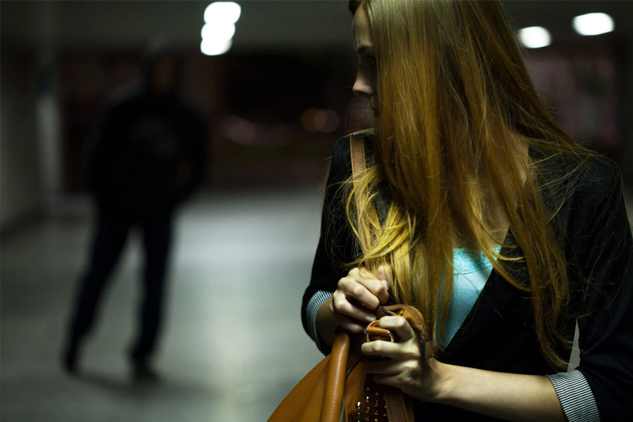 কোনও কিছু বুঝে ওঠার আগেই নাবালিকার হাত ধরে টানাটানি শুরু করলেন ওই অচেনা যুবক। নিজের সম্ভ্রম বাঁচাতে কম চেষ্টা করেনি নাবালিকা। কিন্তু ব্যর্থ হয় সে। ওই অ়জ্ঞাতপরিচয় যুবক তার যৌন হেনস্থা করেছেন বলে অভিযোগ করেছে ওই নাবালিকা।