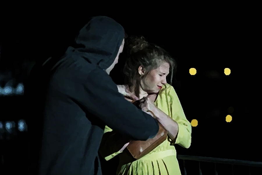 যুবকের সঙ্গে ধস্তাধস্তি হয় নাবালিকার। শেষে যুবকের খপ্পর থেকে নিজেকে বাঁচায় সে। অফিস থেকে বাড়ি ফেরার পথে এই ভয়ঙ্কর অভিজ্ঞতার মুখোমুখি হয়ে ষোড়শী বিধ্বস্ত। ভয়ে কুঁকড়ে গিয়েছিল সে। 