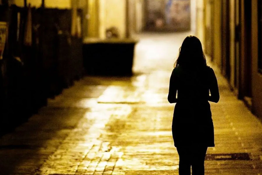 যৌন হেনস্থায় অভিযুক্ত যুবককে খুঁজতে সে রাতে নিজেই গোয়েন্দার ভূমিকায় অবতীর্ণ হন নাবালিকার মা। যে এলাকায় নাবালিকার যৌন হেনস্থা করা হয়েছিল, সেই এলাকায় যান ওই মহিলা। 