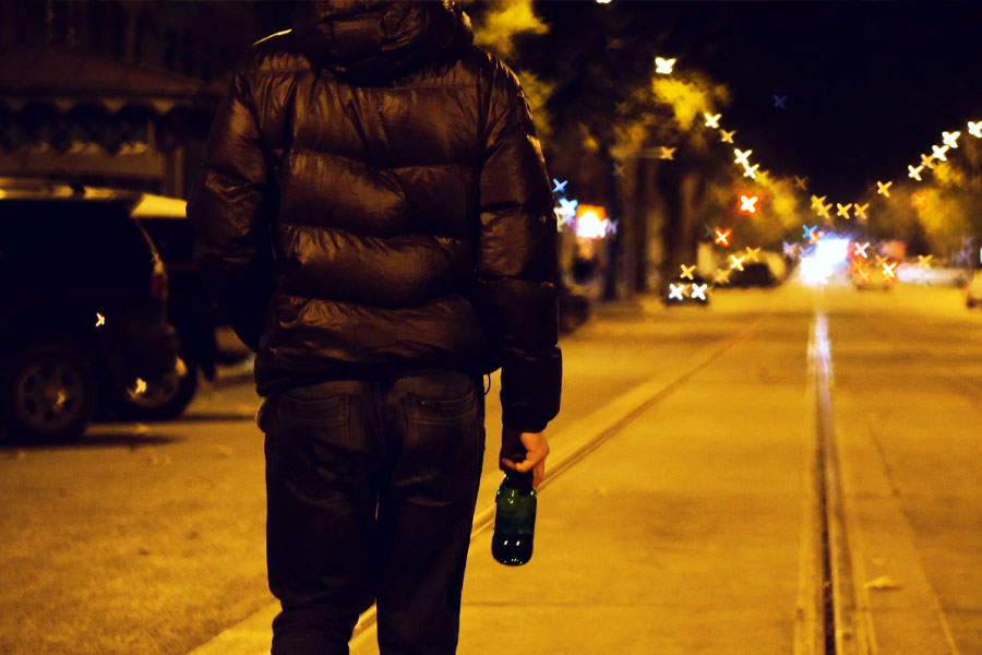 ওই এলাকায় কিছুটা যাওয়ার পরই এক যুবককে দেখতে পান নাবালিকার মা। এক হাতে মদের বোতল নিয়ে রাস্তা ধরে হাঁটছিলেন ওই যুবক। 