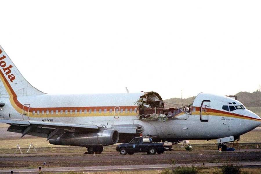 দুপুর ১টা ৪৮ মিনিটে ২৪ হাজার ফুট উচ্চতায় ওঠে বিমানটি। তখনই ভয়ঙ্কর শব্দে উড়ে যায় বিমানের ছাদের বাঁ দিকের অংশ।