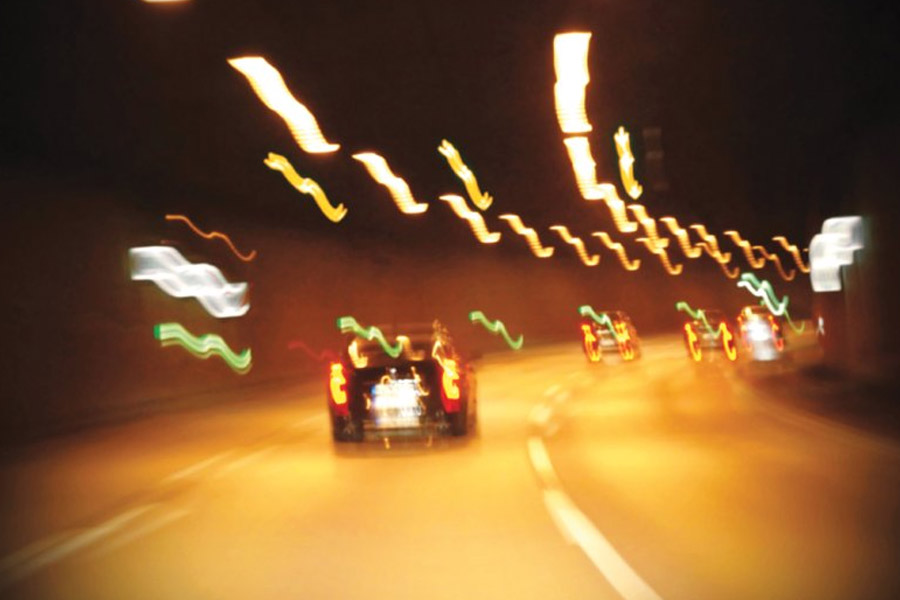 সন্দেহ হওয়ায় গাড়ি থেকে নেমে ওই যুবকের পথ আটকান নাবালিকার মা। সরাসরি তাঁর কাছে জানতে চান, ওই যুবক তাঁর কন্যার যৌন হেনস্থা করেছেন কি না। ওই যুবকের ছবিও তুলে নেন নাবালিকার মা। 