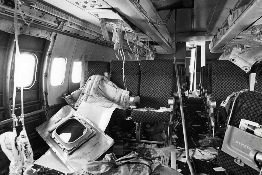 চালক বুঝতে পারেন, বিমানটি এক বার ডান দিকে, এক বার বাঁ দিকে দুলছে। এর ফলে নিয়ন্ত্রণ আলগা হতে থাকে চালকের। সহকারী চালক লক্ষ করেন, মাথার উপর দিয়ে ধূসর রঙের কিছু ভেসে বেড়াচ্ছে।