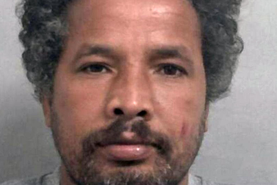 পরের দিনই ওই যুবককে গ্রেফতার করে পুলিশ। ধৃত ৩৯ বছরের মাদমুদ নুর ইব্রাহিম। ঘটনাটি ইংল্যান্ডের হাল শহরের। গত বছর এই অভিযোগ উঠেছিল।