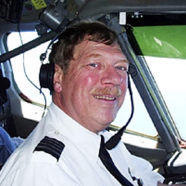 ঠিক তখনই ভেঙে যায় ককপিটের দরজা। বিমান চালাতে চালাতেই চালক দেখেন তাঁর পাশে নীল আকাশ। ক্রমে হাওয়ার চাপে বিমানের গোটা ছাদটাই উড়ে যায়।