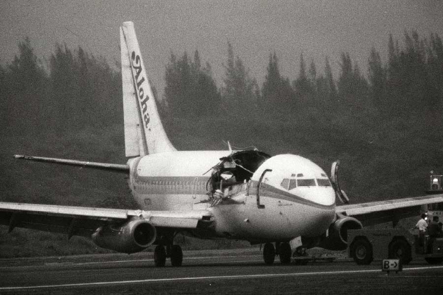 সে সময় যাত্রীদের আসনের সামনে দাঁড়িয়ে ছিলেন বিমানকর্মী ক্লারাবেল। ছাদ উড়তেই নিমেষে ছিটকে যান ৫৮ বছরের ওই মহিলা। কোনও দিন তাঁর দেহ উদ্ধার হয়নি। ৩৭ বছর ধরে বিমানসেবিকার কাজ করছিলেন তিনি।
