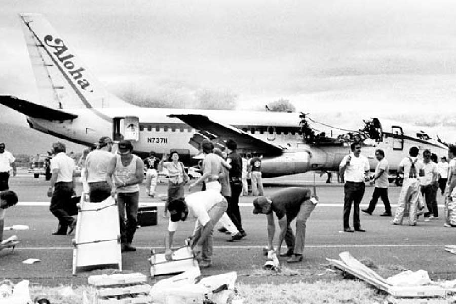 আরও আট জন যাত্রী গুরুতর জখম হন। সকলেই সিটবেল্ট পরেছিলেন বলে সে যাত্রায় রেহাই পান।