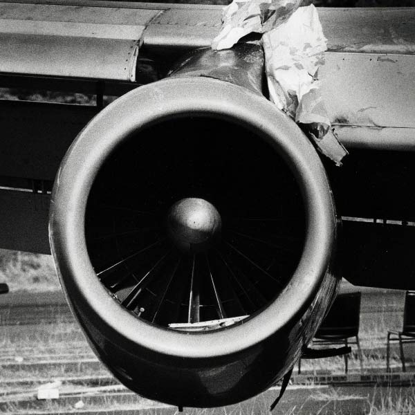 ছাদ যখন উড়ে যায়, তখন বিমান চালাচ্ছিলেন সহকারী চালক টম্পকিনস। তাঁকে সরিয়ে চালকের আসনে বসে পড়েন অভিজ্ঞ স্কর্নসথেইমার।