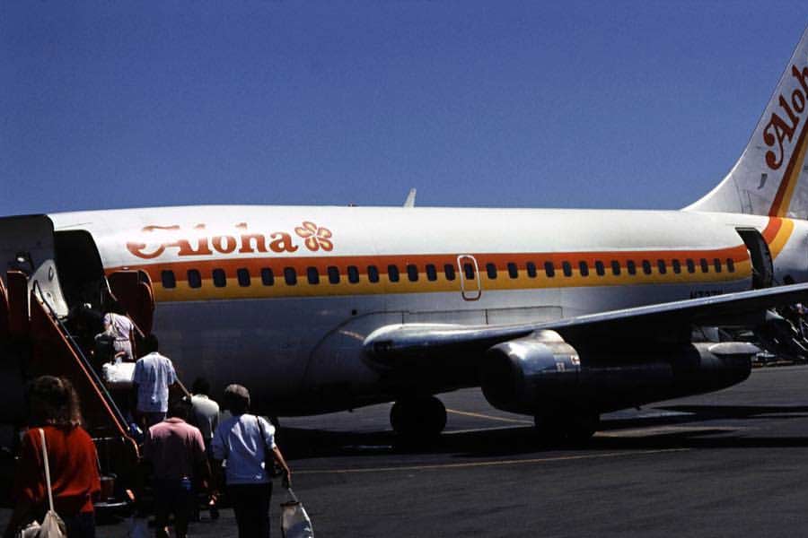 জরুরি অবতরণের সিদ্ধান্ত নেন চালক। কাহুলুই বিমানবন্দরে অবতরণের চেষ্টা করে বিমানটি। অবতরণের সময় বিমানের বাঁ দিকের ইঞ্জিন বিকল হয়ে যায়।