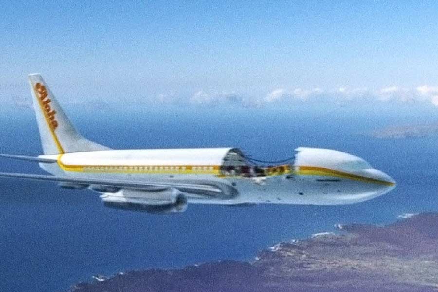 ছাদ উড়ে যাওয়ার ১৩ মিনিটের মাথায় কোনও মতে অবতরণ করে সেই বিমান। ৬৫ জন যাত্রী জখম হন। ছোট্ট দ্বীপে মাউয়িতে এত জনের চিকিৎসার জন্য যথেষ্ট ব্যবস্থা ছিল না। এমনকি গোটা দ্বীপে ছিল মাত্র দু’টি অ্যাম্বুল্যান্স।