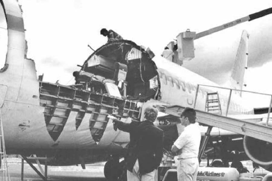 দুর্ঘটনায় বিমানটি এতটাই বিকল হয়ে গিয়েছিল যে, পরে তা আর মেরামত করা যায়নি। আমেরিকার ন্যাশনাল ট্রান্সপোর্টেশন সেফটি বোর্ড দুর্ঘটনার তদন্ত করেছিল। তাতে জানিয়েছিল, ১৯ বছর ধরে নোনা সামুদ্রিক আবহাওয়ার মধ্যে দিয়ে চলাচল করেছিল বিমানটি। ফলে তার ধাতব আবরণ নষ্ট হয়ে গিয়েছিল। বিমানটির রক্ষণাবেক্ষণও ঠিক ভাবে হয়নি। তাই এই বিপত্তি।