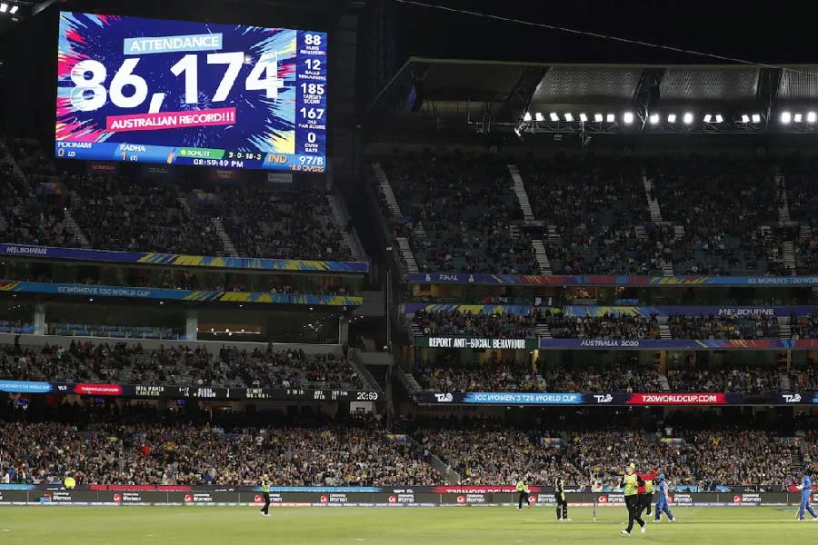 ব্যাটে-বলে-ফিল্ডিংয়ে বছরভর নজরকাড়া পারফরম্যান্সের ‘পুরস্কার’ পেলেন স্মৃতি মন্দানারা। আইসিসির বিচারে ২০২২ সালে মহিলাদের টি-টোয়েন্টির সেরা একাদশে জায়গা করে নিয়েছেন স্মৃতি-সহ ভারতের ৪ ক্রিকেটার। তাঁদের মধ্যে দু’জন আবার বাংলার। এই একাদশে আর কারা রয়েছেন?