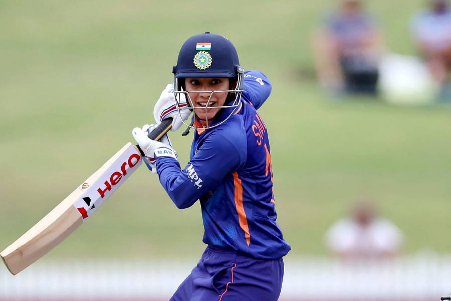 গত বছর টি-টোয়েন্টি ফরম্যাটে ভাল খেলেছে ভারত। অক্টোবরে শ্রীলঙ্কাকে হারিয়ে এশিয়া কাপ জেতা ছাড়াও কমনওয়েলথ গেমসে রুপো ছিনিয়ে নিয়েছেন স্মৃতিরা। ’২২-এ স্মৃতির ঝুলিতে রয়েছে ৫টি অর্ধ শতক। তার মধ্যে একটি এসেছে এশিয়া কাপের ফাইনালে। সেখানে মাত্র ২৫ বলে ৫১ রানের ঝোড়ো ইনিংস খেলেছিলেন স্মৃতি। বার্মিংহ্যামে কমনওয়েলথ গেমসেও পাকিস্তান এবং ইংল্যান্ডের বিরুদ্ধে ২টো অর্ধশতরান এসেছিল তাঁর ব্যাট থেকে। সব মিলিয়ে গত বছর এই ফরম্যাটে চতুর্থ সর্বোচ্চ রান ছিল স্মৃতির।