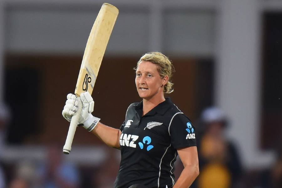 আইসিসির সেরা একাদশে নেত্রী হিসাবে নাম রয়েছে ৩৩ বছরের সোফি ডেভিনের। ব্যাটে ৩৮৯ রানের সঙ্গে ১৩ উইকেট— গত বছরের এ হেন পারফরম্যান্সের পর অনায়াসে সেরা একাদশে ঢুকে পড়েছেন নিউ জ়িল্যান্ডের সোফি। 