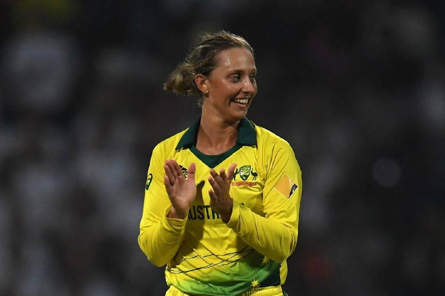 অ্যাশের দলের আরও এক ব্যাটারের জায়গা হয়েছে আইসিসির সেরা একাদশে। গত বছর ৬০-এর বেশি গড় ছিল ২৭ বছরের টাহিলা ম্যাকগ্রার। এই ফরম্যাটে ৪৩৫ রানের সঙ্গে ১৩ উইকেটও শিকার করেছিলেন।