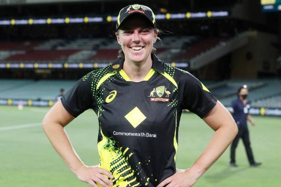 বছরে ১১টি ইনিংসে ১৪৫-এর স্ট্রাইক রেটে ব্যাট করেছিলেন টাহিলা। ছিল ৪টি অর্ধ শতকও। গত বছরের গোড়ায় মহিলাদের অ্যাশেজ়ে ইংল্যান্ডের বিরুদ্ধে মোটে ৪৯ বলে অপরাজিত ৯১ রান তুলে নিয়েছিলেন। সে সময় দলের রান ছিল ৩ উইকেটে ২৬। অনেকেই ওই ইনিংসকে মহিলা টি-টোয়েন্টির অন্যতম সেরা পারফরম্যান্সের তকমা দিয়েছেন।