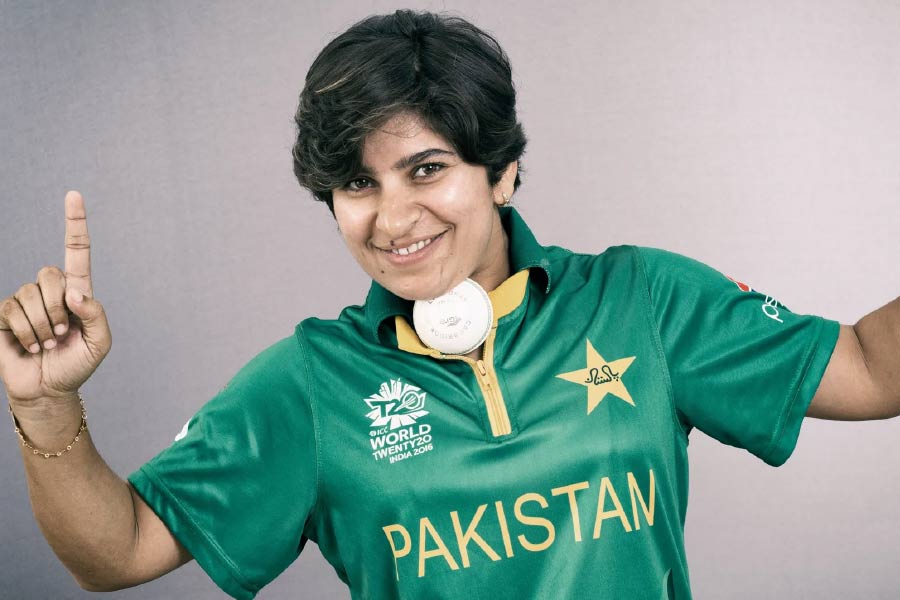 এই একাদশে পাকিস্তানের একমাত্র প্রতিনিধি হিসাবে রয়েছেন অলরাউন্ডার নিদা দার। তবে তাঁর অফ-স্পিনের ভেল্কিতে ১৫ জন ব্যাটারকে হারিয়েছিলেন তিনি। ৫.৫০ ইকোনমি রেট, গড়ে ১৮.৩৩ রান— এটিই এখনও পর্যন্ত নিদার সেরা টি-টোয়েন্টি পারফরম্যান্স। 