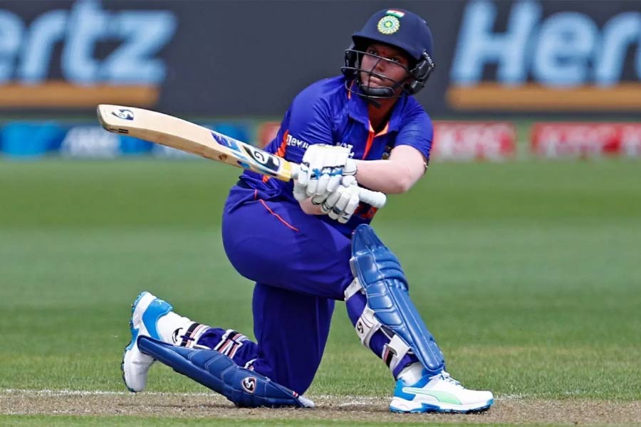 গত বছর ব্যাট হাতে ৩৭০ রানও করেছিলেন দীপ্তি। গড়ে ৩৭ রানে তাঁর স্ট্রাইক রেট ছিল ১৩৬.০২। পরিসংখ্যানের নিরিখে তাঁর কেরিয়ারের স্ট্রাইক রেট (১০৬.৩৯) টপকে গিয়েছিল তা। এশিয়া কাপ মোট ১৩ উইকেট নিয়ে কামাল করেছিলেন দীপ্তি। বাংলাদেশের বিরুদ্ধে ম্যাচের সেরা দীপ্তি নতুন বল হাতে পেয়ে ৪ ওভারে ৭ রান দিয়েছিলেন।