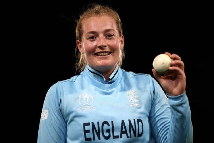 আইসিসির বিচারে মহিলা টি-টোয়েন্টির এক নম্বর স্পিনার ইংল্যান্ডের সোফি একলেস্টোন। ২২ গজে গত বছরটাও দারুণ কেটেছে তাঁর। ১৭ ম্যাচে ১৯ উইকেট নিয়ে বছর শেষ করেছেন তিনি। 