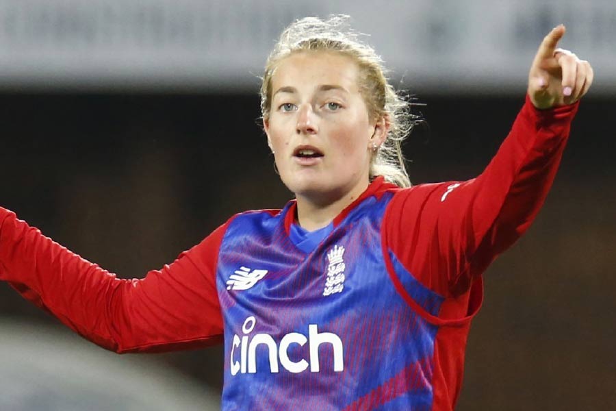 গত বছর দু’বার ম্যাচের সেরা হয়েছিলেন ২৩ বছরের সোফি। প্রথম বার দক্ষিণ আফ্রিকার বিরুদ্ধে ডার্বি ম্যাচে এবং তার পরের বার ভারতের বিপক্ষে। দক্ষিণ আফ্রিকার বিরুদ্ধে ১২ বলে অপরাজিত ৩৩ করেছিলেন সোফি। ওই ম্যাচে ২ উইকেটও তুলে নেন। ভারতের বিরুদ্ধে ম্যাচে ২৫ রানে ৩ উইকেট তুলে নিয়ে লোয়ার মিডল অর্ডারকে ধুয়েমুছে সাফ করে দিয়েছিলেন সোফি।