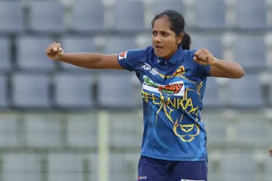 ইনোকা রণবীরাই এই একাদশে শ্রীলঙ্কার একমাত্র পতাকাধারী। গত বছর বল হাতে দুর্দান্ত পারফরম্যান্স করেছেন ৩৬ বছরের রণবীরা। ১৯টি ম্যাচে ২৭ উইকেট তুলেছেন। গড় ছিল ১৩.৩৫। ইকোনমি ৫.৭৫।