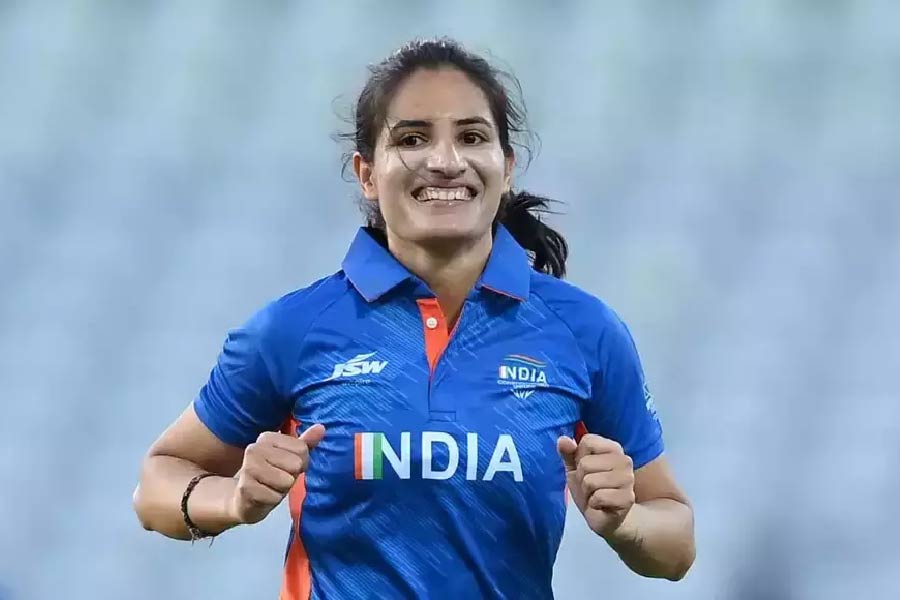 স্মৃতি, দীপ্তি এবং রিচার সঙ্গে আরও এক ভারতীয় এই একাদশে ঢুকে পড়েছেন। তিনি হলেন ২৬ বছরের রেণুকা সিংহ। রেণুকার ফাস্ট মিডিয়াম বোলিংয়ে গত বছর ২২ জন ব্যাটার ধরাশায়ী হয়েছেন। তাঁর গড় ছিল ২৩.৯৫। ইকোনমি রেট ৬.৫০। 