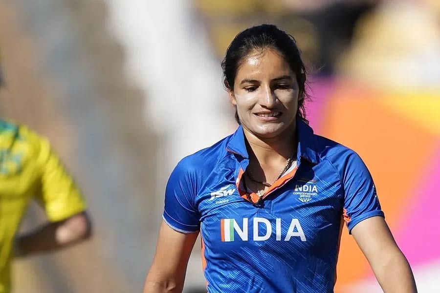 আইসিসির বিচারে গত বছরের সেরা উঠতি ক্রিকেটারের সম্মানও জুটেছে রেণুকার। বছরভর অস্ট্রেলিয়ার বিরুদ্ধে ৭টি টি-টোয়েন্টিতে ৮ উইকেট নিয়েছেন। সঙ্গে যোগ করুন কমনওয়েলথ গেমস এবং এশিয়া কাপে তাঁর পারফরম্যান্স। ১১ ম্যাচে ৫.২১ ইকোনমি রেট নিয়ে ১৭টি উইকেট। তবে গত বছর তাঁর সেরা পারফরম্যান্স ছিল এশিয়া কাপে অজ়িদের বিরুদ্ধে। ১৮ রানে ৪ উইকেট নিয়েছিলেন তিনি। তাতে ছিল ১৬টি ডট বল।