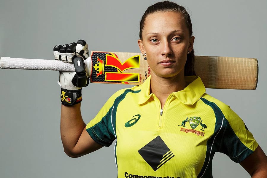 মহিলা টি-টোয়েন্টিতে ২০১৯ সালে অ্যালিসা হিলি এবং তার আগের বছর র‌্যাচেল হেইন্সের পারফরম্যান্সের পর তৃতীয় ব্যাটার হিসাবে এক ক্যালেন্ডার বর্ষে ২০০ রানের বেশি করেছেন অ্যাশ। ৫০-র উপরে গড়। স্ট্রাইক রেটও ছিল ১৫০-র উপরে। গত বছর মোটে ৭ বার ব্যাট করেছিলেন তিনি। তার মধ্যে ব্রেবোর্ন স্টেডিয়ামে ভারতের বিরুদ্ধে ৩২ বলে অপরাজিত ৬৬ রানের ঝোড়ো ইনিংসও রয়েছে। দলের ৩ উইকেটে ৫৫ রানের ব্যাট করতে এসে অস্ট্রেলিয়াকে ১৯৬ রান পর্যন্ত টেনে নিয়ে যান অ্যাশ।