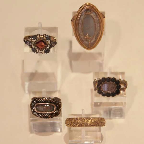 ভিক্টোরীয় যুগে মৃতের প্রতি শোকপ্রকাশ করতে প্রচলন ঘটে ‘মোর্নিং জুয়েলারি’র। সাধারণত আংটি বা লকেটে মৃত প্রিয়জনের নাম, মৃত্যুর তারিখ বা ছবি খোদাই করা হত। আংটিগুলিতে সাধারণত কালো পাথর বসানো থাকত। এ ধরনের আংটির চল ১৪ শতকেও ছিল। তবে, ভিক্টোরীয় আমলে শোকপ্রকাশের মাধ্যম হিসেবে ‘মোর্নিং রিং’ খুবই জনপ্রিয় হয়ে ওঠে। 