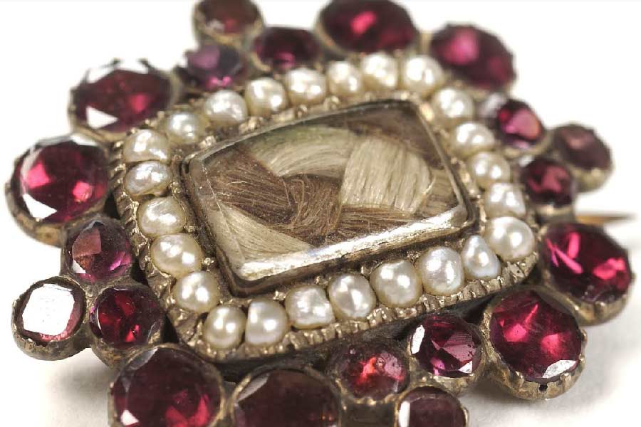 আংটিতে কালো পাথর বা প্রয়াত প্রিয়জনের ছবিওয়ালা লকেট অবশ্য কিছুই নয়। ভিক্টোরীয়রা প্রিয়জনের মৃত্যুতে শোকপ্রকাশের জন্য এক বিশেষ গয়নার প্রচলন করেন। মৃত প্রিয়জনের চুল কেটে তাতে বিশেষ প্যাটার্ন তৈরি করে সোনা দিয়ে বাঁধিয়ে পেন্ড্যান্ট বা লকেট বানিয়ে নিতেন সে যুগের মহিলারা। অনেক সময় ‘মোর্নিং রিং’-এও বাঁধিয়ে রাখা হত মৃত প্রিয়জনের চুল। সেই সময় পুরুষদের লম্বা চুল রাখার রেওয়াজ ছিল। ফলে মৃত ব্যক্তির মাথা থেকে একগুচ্ছ চুল কেটে নিয়ে তা দিয়ে নকশা তৈরি খুব দুরূহ কাজ ছিল না। 