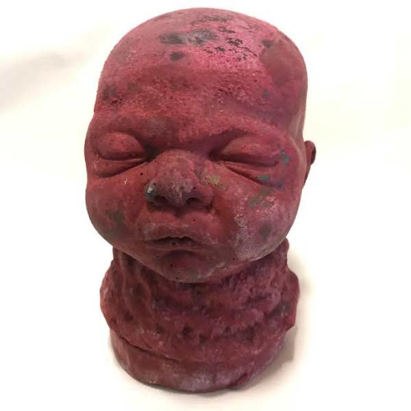 মৃত ব্যক্তির মুখের উপরে প্লাস্টার লেপে তাঁর মুখমণ্ডলের ছাঁচ থেকে তৈরি করা হত ‘ডেথ মাস্ক’। ফোটোগ্রাফি যখন ভাল করে প্রচলিত হয়নি, তখন ডেথ মাস্কই ছিল মৃত প্রিয়জনের অবয়বকে সংরক্ষিত রাখার উপায়। মুখমণ্ডলের সঙ্গে অনেক সময় মৃত ব্যক্তির দু’হাতের প্লাস্টার-কাস্টও রেখে দেওয়া হত স্মৃতিচিহ্ন হিসেবে। আবার সব সময়ে যে মৃত মানুষের মুখাবয়বকেই প্লাস্টারে ধরে রাখা হত, এমন নয়। জীবিত মানুষও অনেক ক্ষেত্রে নিজের ডেথ মাস্ক তৈরি করিয়ে রাখতেন। 