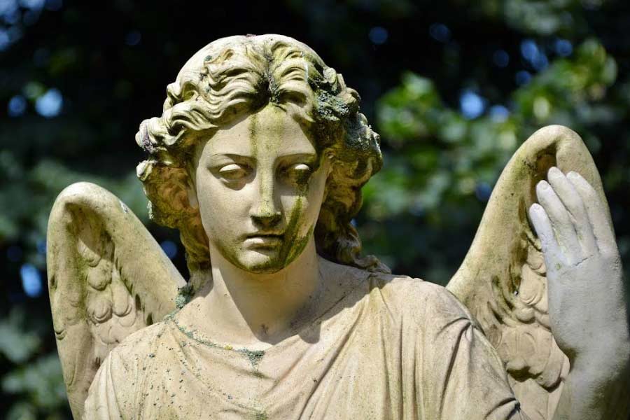 ভিক্টোরীয় সমাজে শোকপালনের জন্য নির্দিষ্ট সময় নির্ধারিত থাকত। কোন সম্পর্কের মানুষ মারা গিয়েছেন, তার উপর নির্ভর করত এই সময়। স্বামী-স্ত্রী, সন্তান, বাবা-মা, ভাই-বোন— প্রত্যেক সম্পর্কের ক্ষেত্রে ধরা থাকত নির্দিষ্ট শোকপর্ব। যেমন, স্বামী মারা গেলে মহিলাদের এক বছর গির্জা ছাড়া অন্য কোথাও যাওয়া নিষিদ্ধ ছিল। কিন্তু পুরুষদের ক্ষেত্রে স্ত্রী মারা গেলে শোকপালনের নিয়ম অত কঠোর ছিল না। কাকা-কাকিমা, মাসি-মেসো, পিসি-পিসে মারা গেলে শোকের মেয়াদ ছিল দু’মাস। কিন্তু সন্তান মারা গেলে বাবা-মাকে এক বছর শোক পালন করতে হত। 