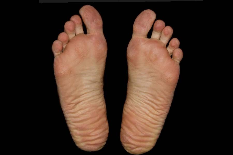 মৃতদেহ বাড়ি থেকে বার করার সময় তাঁরা মৃতের পা আগে বার করতেন, যাতে মৃত ব্যক্তির আত্মা ফিরে তাকাতে না পারে বা তার সঙ্গে কাউকে নিয়ে যেতে না পারে। 