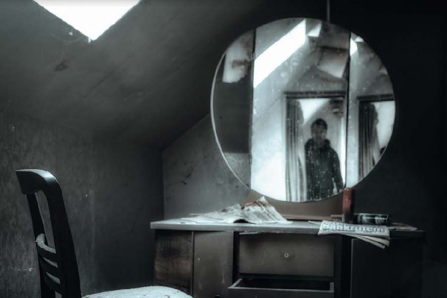 পারলৌকিক কাজ সম্পন্ন না হওয়া পর্যন্ত মৃতের বাড়ির সমস্ত আয়না কাপড় দিয়ে ঢেকে ফেলা হত। কারণ ভিক্টোরীয় সমাজ বিশ্বাস করত যে, মৃতের আত্মা আয়নার ভিতর ঢুকে পড়তে পারে। এবং তেমন ঘটলে মহাবিপদ হবে। 