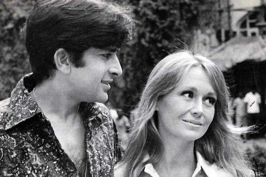 পৃথ্বীরাজ কপূরের কনিষ্ঠ পুত্র ছিলেন শশী। অভিনয়ের পাশাপাশি থিয়েটারও চুটিয়ে করেছিলেন তিনি। পৃথ্বী থিয়েটার এবং জিওফ্রে কেন্ডালের শেকসপিয়ারানা থিয়েটার দলের সঙ্গে যুক্ত ছিলেন শশী। থিয়েটার সূত্রেই তাঁর আলাপ হয় পৃথ্বী থিয়েটারের প্রতিষ্ঠাতা এবং অভিনেত্রী জেনিফার কেন্ডালের সঙ্গে।