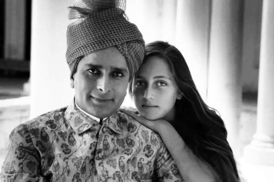 ১৯৫৬ সালে কলকাতার একটি হোটেলে অতিথি হিসাবে এসেছিলেন জেনিফার। শশীর সঙ্গে ওই হোটেলেই দেখা হয় জেনিফারের। ক্ষণিকের আলাপচারিতা বন্ধুত্বে গড়াতে বেশি সময় লাগেনি। বন্ধুত্ব ধীরে ধীরে প্রণয়ের সম্পর্কে পরিণত হয়।