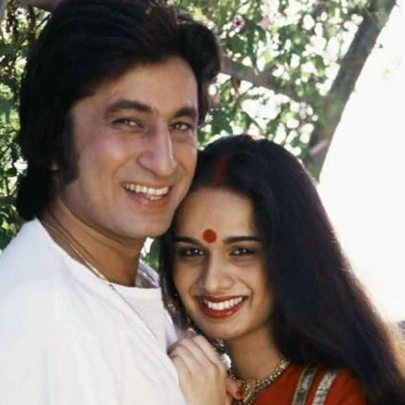 বলিপাড়ার একসময় নামকরা অভিনেত্রী ছিলেন তেজস্বিনী এবং পদ্মিনী কোলহাপুরে। তাঁদের বড় দিদি শিবাঙ্গীর প্রেমে পড়েছিলেন শক্তি। দু’বছর চুটিয়ে প্রেমও করেছিলেন দু’জনে। কিন্তু কখনও তাঁদের সম্পর্ক আলোর প্রচারে আসেনি। অবশেষে তাঁরা বিয়ে করার সিদ্ধান্ত নিলে দু’জনের বাড়িতে জানান।