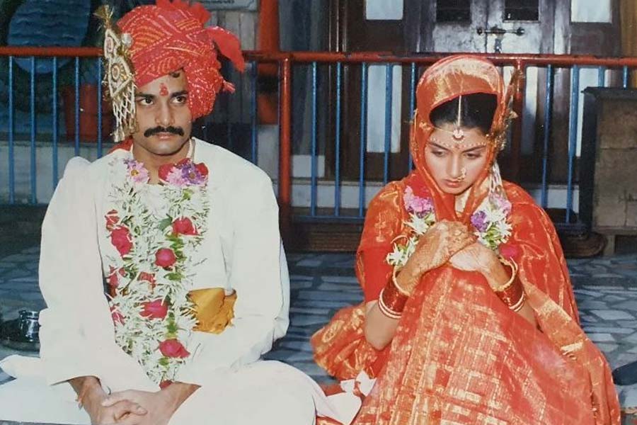 হিমালয়ের প্রস্তাবে রাজি হয়ে যান ভাগ্যশ্রী। বহু বছর সম্পর্কে থাকার পর বিয়ে করবেন বলে নিজেদের বাড়িতে জানান তাঁরা। কিন্তু তাঁদের বাড়ি থেকে এই বিয়েতে মত দেওয়া হয়নি। তাই বাড়ি থেকে পালিয়ে যান দু’জনে। ১৯৯০ সালে হিমালয়কে বিয়ে করেন ভাগ্যশ্রী।