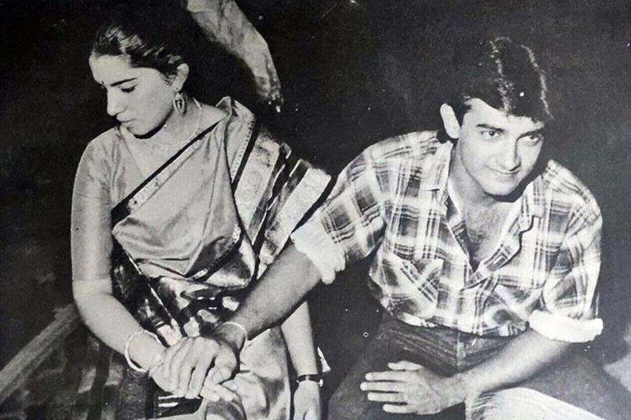 একই ছবিতে অভিনয় সূত্রে আলাপ হয় আমির এবং রিনার। দু’জনের পরিচয় প্রেমের সম্পর্কে গড়িয়ে যায়। কিন্তু তাঁদের বাবা-মা এই সম্পর্ক মেনে না নেওয়ায় বাড়ি থেকে পালিয়ে গিয়ে বিয়ে করার সিদ্ধান্ত নেন দু’জনে।