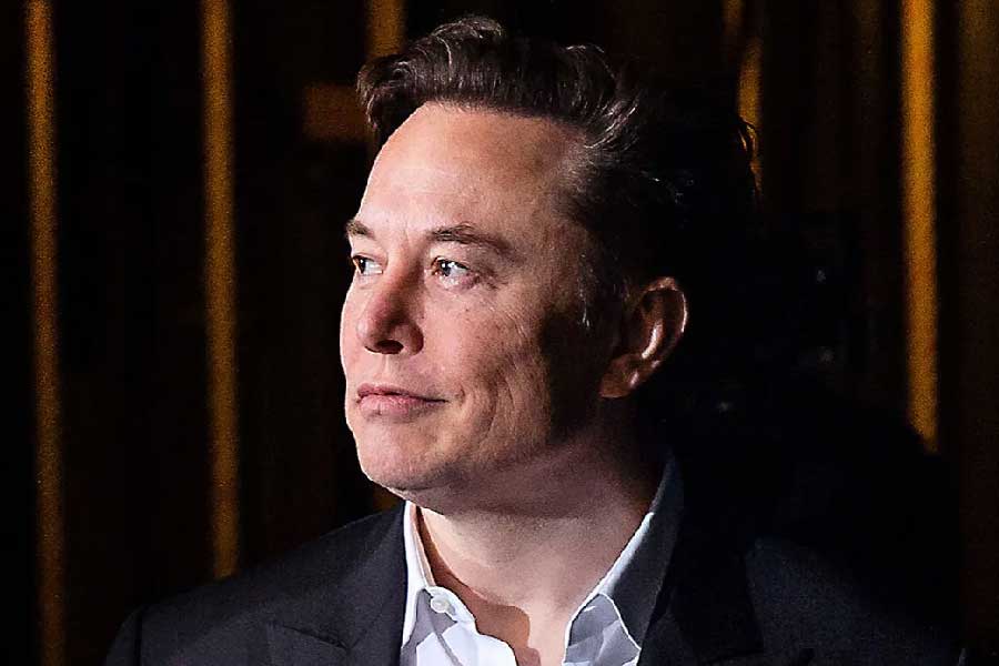 এই ‘ছাঁটাই অভিযানের’ সূত্রপাত হয়েছিল গত বছর। আমেরিকার ধনকুবের ইলন মাস্ক মাইক্রোব্লগিং সাইট টুইটার অধিগ্রহণের পর রাতারাতি সেই সংস্থার বহু কর্মী ছাঁটাই করা হয়। তালিকায় ছিলেন ভারতীয় অফিসের কর্মীরাও। পরে একই পথেই হেঁটেছে অ্যামাজ়ন, মাইক্রেোসফট এবং গুগলের মতো বহুজাতিক তথ্যপ্রযুক্তি সংস্থাগুলিও।