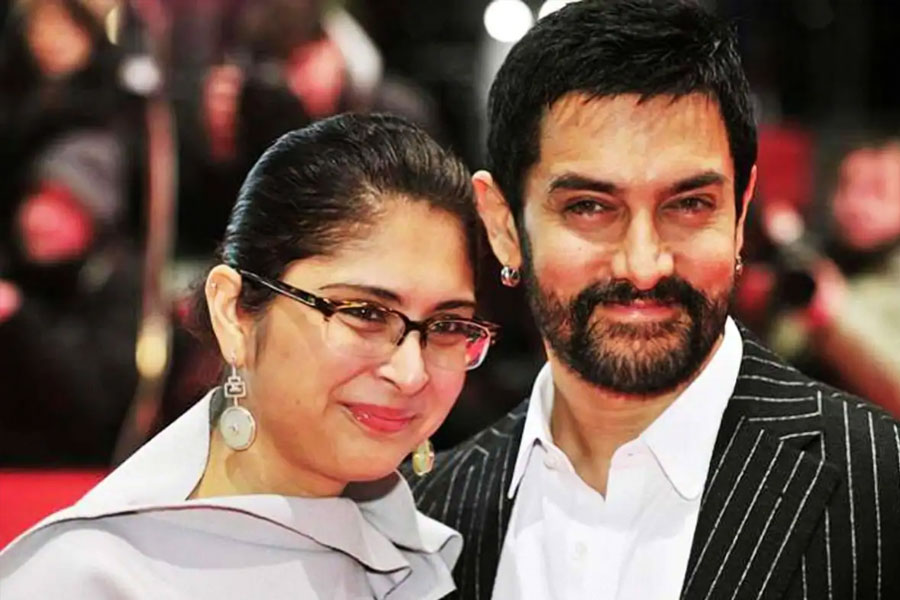 ১৯৮৬ সালে গাঁটছড়া বাঁধেন আমির এবং রিনা। কিন্তু তাঁদের সম্পর্ক দীর্ঘস্থায়ী হয়নি। ২০০২ সালে বিবাহবিচ্ছেদ হয় দু’জনের। বিবাহবিচ্ছেদের ৩ বছর পর ২০০৫ সালে কিরণ রাওকে বিয়ে করেন আমির। কিন্তু ২০২১ সালে কিরণের সঙ্গেও বিবাহবিচ্ছেদ হয় অভিনেতার।