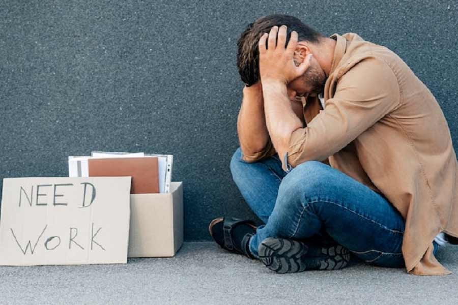 কোনও সংস্থার নেওয়া নতুন কোনও উদ্যোগের সঙ্গে জড়িত কর্মীরাও ঝুঁকির মুখে রয়েছেন বলে উল্লেখ করেছেন ক্রিস। তাঁর দাবি, মূল সংস্থার নাম আরও ছড়িয়ে দিতে এবং উপভোক্তাদের কাছে বিশ্বাসযোগ্যতা বাড়াতে নামী অনেক সংস্থাই উদ্যোগী হয়। কিন্তু সংস্থায় কোনও রকম অনিশ্চয়তা দেখা দিলে বা মন্দার বাজারে সেই উদ্যোগগুলি বন্ধ করে দেওয়া হয়। নজরের কেন্দ্রে থাকে কেবল মূল সংস্থা। তাই বিপদের মুখে পড়লে সংস্থার নতুন উদ্যোগে থাকা কর্মীদের সবার আগে ছাঁটাই করা হয় বলে ক্রিস জানিয়েছেন।